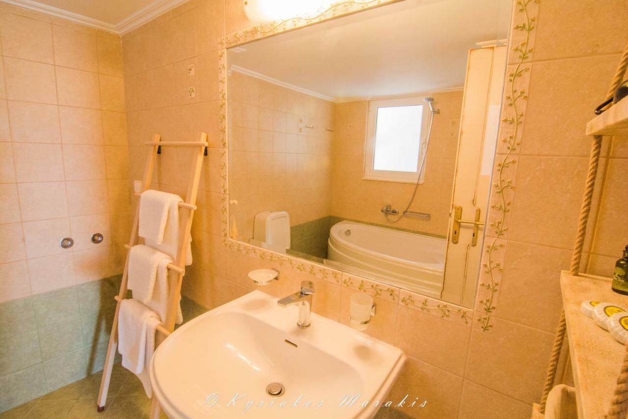 La Casa Del Vitsi Apartment Palaiochora Bagian luar foto